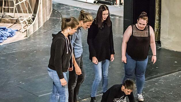 Szene aus "Adam - frei vom Leben". Die Eigenproduktion des Kinder- und Jugendtheaters Coburg ist am Mittwoch, 5. Juli, 20 Uhr, in der Reithalle zu sehen.Foto: Jochen Berger