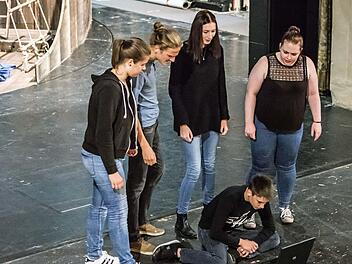 Szene aus "Adam - frei vom Leben". Die Eigenproduktion des Kinder- und Jugendtheaters Coburg ist am Mittwoch, 5. Juli, 20 Uhr, in der Reithalle zu sehen.Foto: Jochen Berger