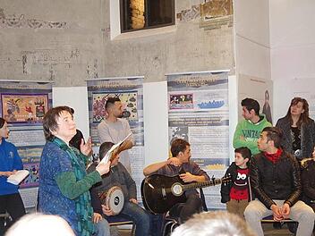 KAB-Di&ouml;zesansekret&auml;rin Maria Gerstner erl&auml;uterte die Ausstellung "Schwarz ist der Ozean".Heike Sch&uuml;lein