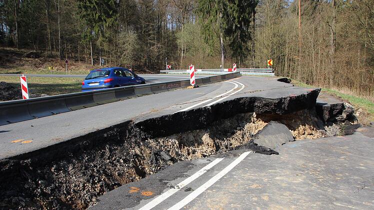 Wie nach einem Erdbeben: die Abbruchstelle der Fahrbahn am Hambach.Eckehard Kiesewetter