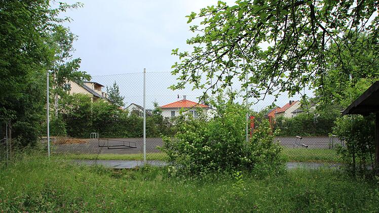 Der stillgelegte Hartplatz der Spix-Schule soll ebenfalls bebaut werden.  Foto: Christian Bauriedel
