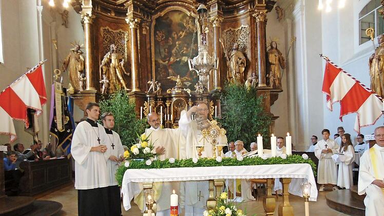 Ganz natürlicher Duft entsteht in katholischen in Kirchen durch den Einsatz von Weihrauch wie zum Beispiel bei der Primizfeier von Florian Sassik. Foto: Archiv, Malbrich