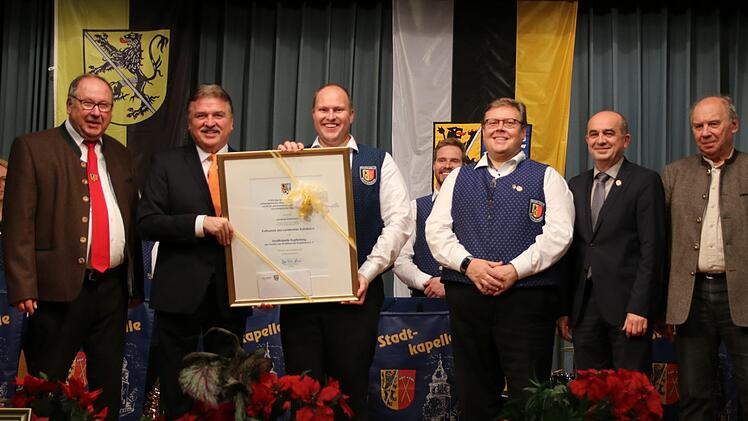 Bei der Übergabe des Kulturpreises an die Stadtkapelle Kupferberg (von links): Bürgermeister Alfred Kolenda, Landrat Klaus Peter Söllner, Vorsitzender Patrick Rosa, Dirigent Valerij Efremov, NBMB-Bezirksvorsitzender Thomas Kolb und Kreisvorsitzender Heinrich Ramming sowie Landtagsabgeordneter Rainer Ludwig.Klaus Klaschka