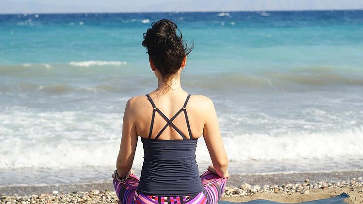 Entspannungstechniken wie Yoga können beim Stressabbau unterstützen.