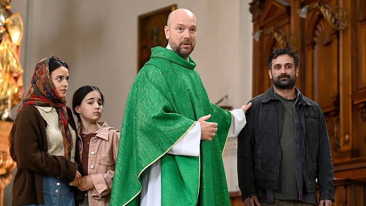 Pfarrer Reiser (Stephan Zinner, dritter von links) bietet der syrischen Fl&uuml;chtlingsfamilie (von links: Eman Dwagy, Livia Dorn, Samer Maku) Schutz.