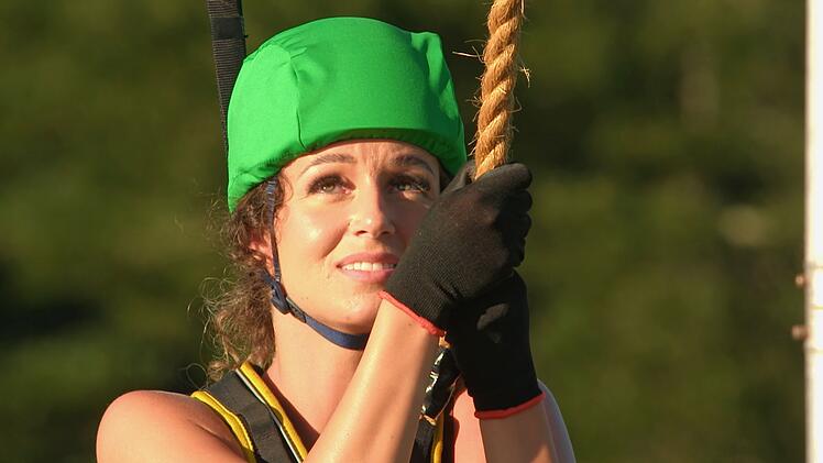 Samira h&auml;lt sich tapfer auf dem Hochseil.