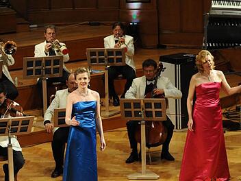 Kylie Carter und Deborah Lynn Cole (von links), im Hintergrund das Kurorchester.  Foto: Christian Dijkstal
