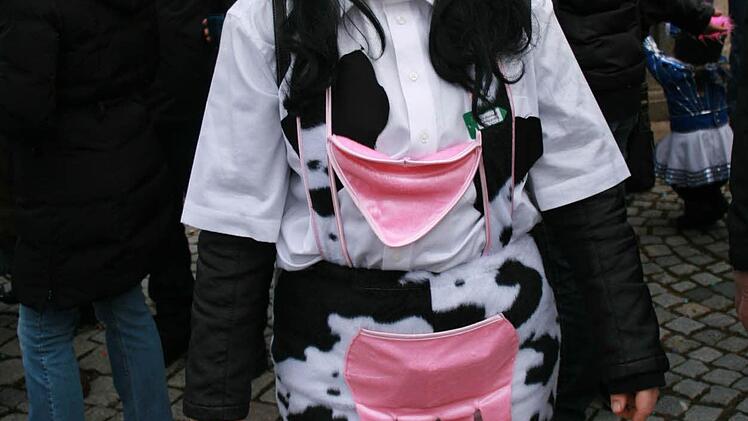 Als "Muh" verkleidet amüsierte sich Elke Will beim Faschingsumzug