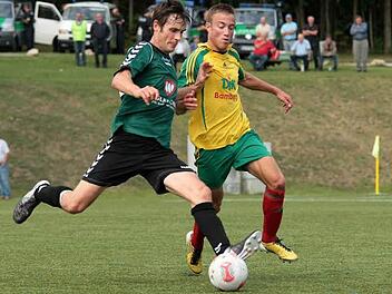 Einen weiteren namhaften Neuzugang für die kommende Saison meldet der FC Sand mit Stürmer Peter Heyer (links). Dies bestätigte gestern der Sander Spielleiter Erich Barfuß. Der 33-jährige Torjäger läuft derzeit noch für den Regionalligisten FC Schweinfurt 05 auf und hat zuvor lange für den FC Eintracht Bamberg gespielt, teilweise ebenfalls in der Regionalliga.