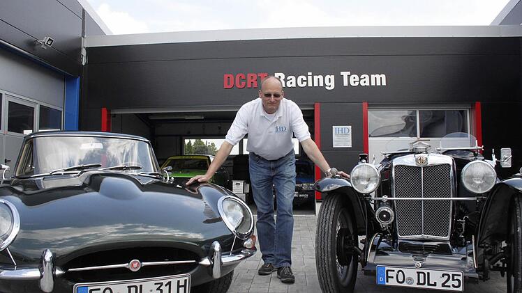 Heiko Dlugos mit zwei seiner Schmuckstücke: links ein Jaguar E-Type, Baujahr 1966, rechts ein MG J2 aus den 30-er Jahren.  Fotos. Andreas Oswald
