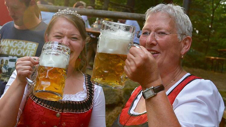 Nach Prolog und Begrüßung haben Marina I. (links) und Rose Stark bei einer kühlen Maß Bier gut lachen. Foto: Wilfried Roppelt