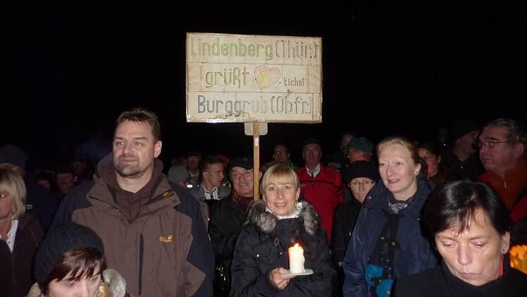 Gedenkfeier an Grenz- und Friedenskapelle Burggrub am 24. November 2014. Ein 25 Jahre altes Emblem aus Lindenberg erinnerte an die spektakuläre Grenzöffnung von 1989.Foto: Gerd Fleis