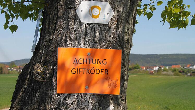 Auf Hinweisschildern, die auf dem Verbindungsweg zwischen Melkendorf und Mangersreuth an Bäumen angebracht wurden, wird vor Giftködern gewarnt. Foto: Alexander Hartmann