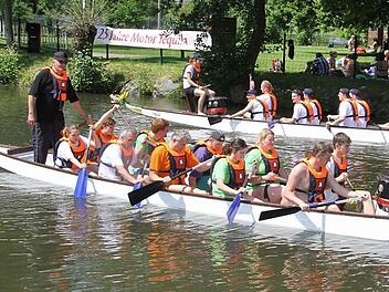Das ATS-Schwimmteam und das Bergophor-Team "Bergo Drago" gaben im Duell alles.  Fotos: Sonny Adam