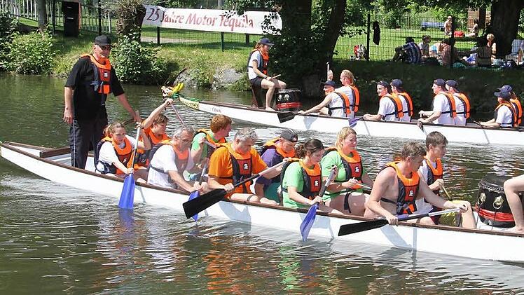 Das ATS-Schwimmteam und das Bergophor-Team "Bergo Drago" gaben im Duell alles.  Fotos: Sonny Adam