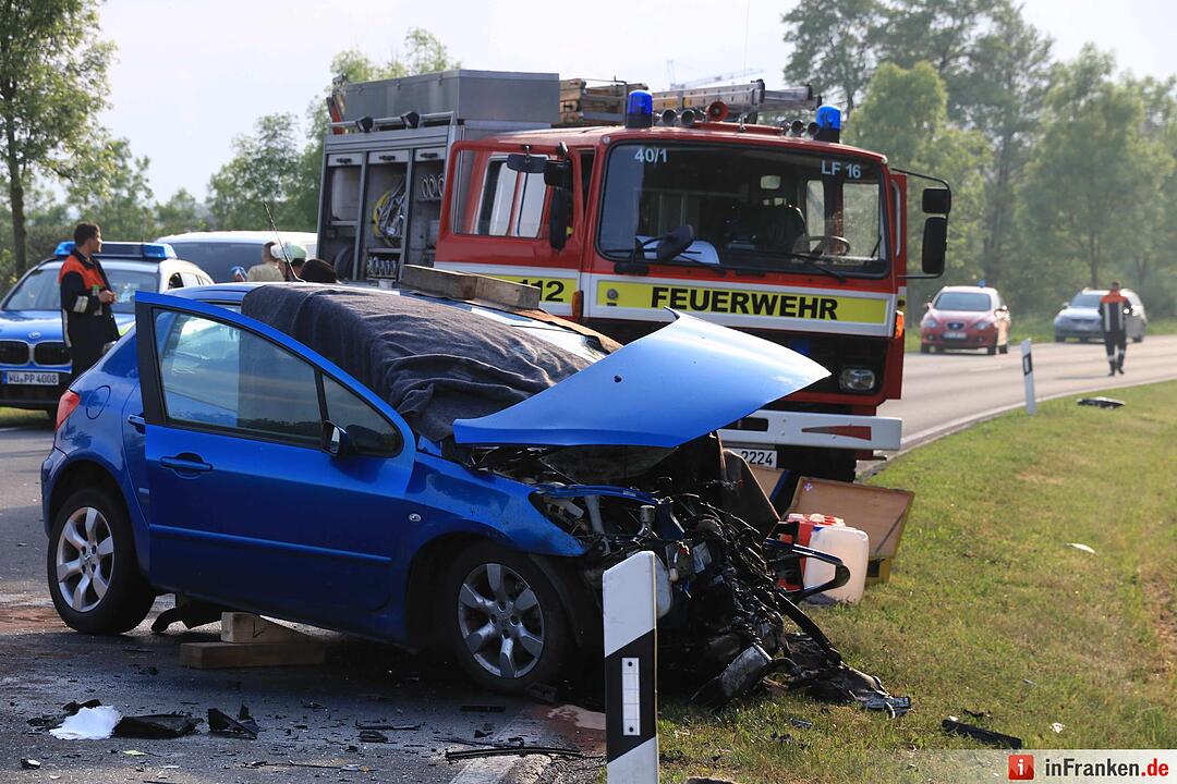 Großeibstadt: Tödlicher Unfall - Autos kollidieren frontal