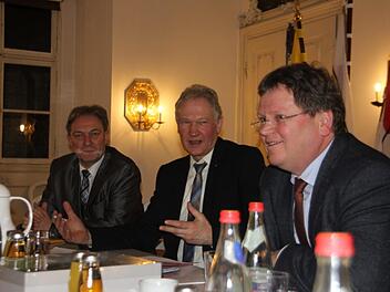 Sie wiesen auf die Gemeinsamkeiten der oberfränkischen Landkreise hin (v. l.) Landrat Klaus Löffler, der Sprecher der Landräte, Karl Döhler, und der Geschäftsführer des Landkreistags, Johann Keller.Veronika Schadeck