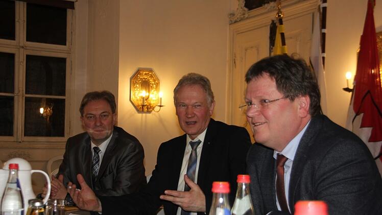 Sie wiesen auf die Gemeinsamkeiten der oberfränkischen Landkreise hin (v. l.) Landrat Klaus Löffler, der Sprecher der Landräte, Karl Döhler, und der Geschäftsführer des Landkreistags, Johann Keller.Veronika Schadeck