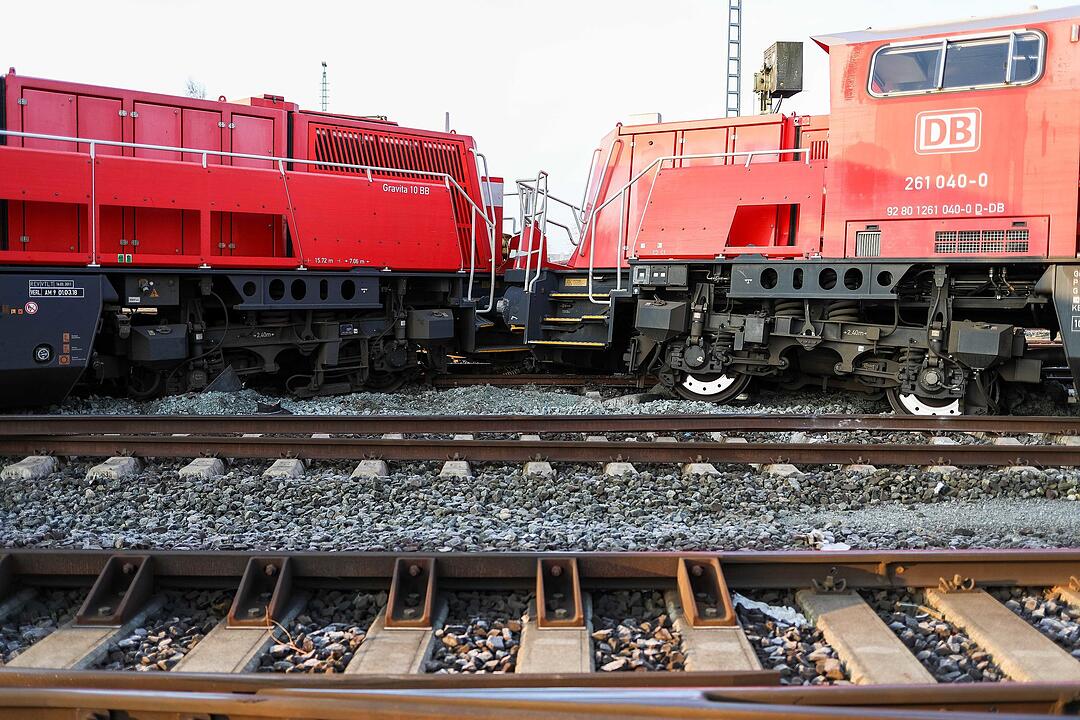 Güterzüge krachen ineinander: Waggons entgleisen