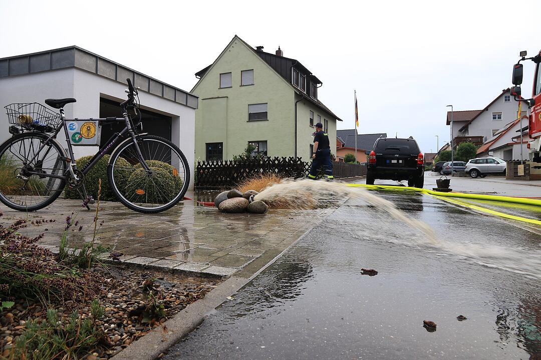 Autos versinken in Wassermassen in Heroldsbach