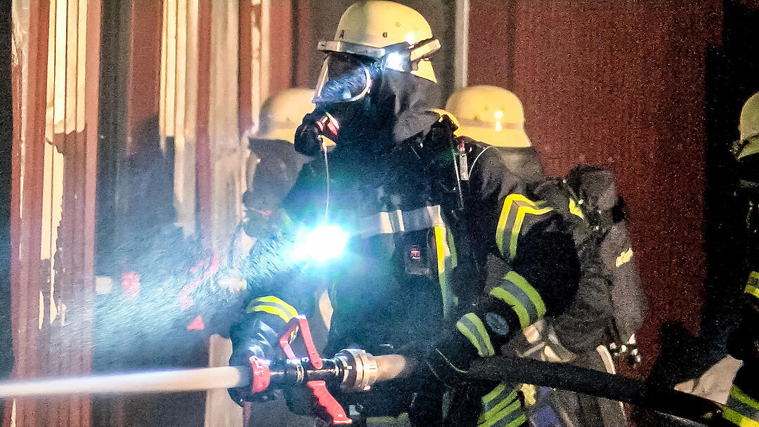 Fahrzeughalle im Kreis Kitzingen komplett ausgebrannt