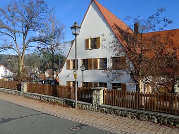 Diese Nostalgieleuchten wurden mit LED-Leuchtkörpern ausgestattet. Doch dieses Licht erscheint jetzt zu hell und zu kalt, also kommt neues aber schwächeres Licht in die Lampen.Karl-Heinz Hofmann