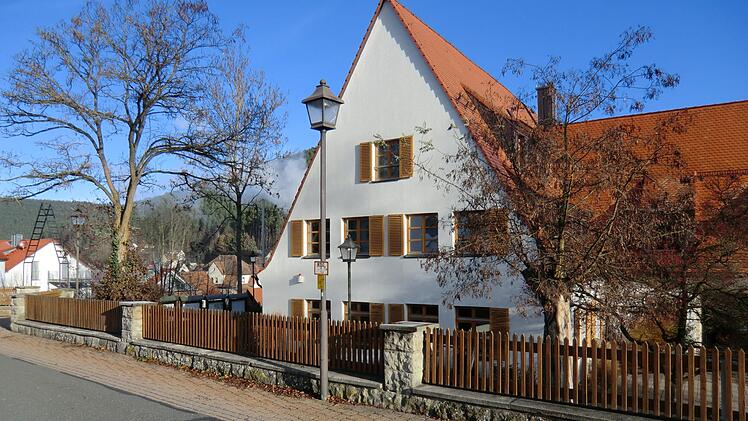 Diese Nostalgieleuchten wurden mit LED-Leuchtkörpern ausgestattet. Doch dieses Licht erscheint jetzt zu hell und zu kalt, also kommt neues aber schwächeres Licht in die Lampen.Karl-Heinz Hofmann