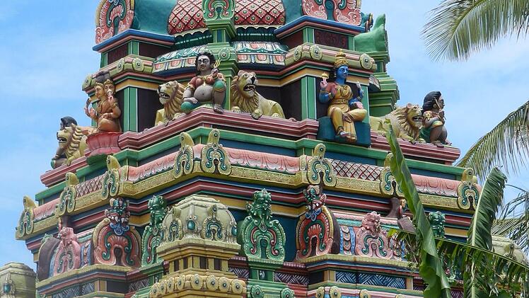Ein Hindu-Tempel lockert das Straßenbild auf. Die Bewohner haben ihre Religionen mit auf die Insel gebracht.