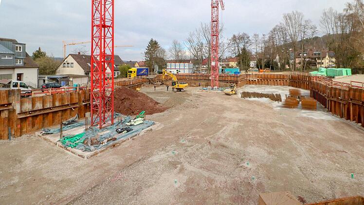 In der Hainbrunnenstraße, an Stelle des früheren BRK-Seniorenheimes  sollen einzigartige Fünfeck-Häuser entstehen. Foto: Josef Hofbauer