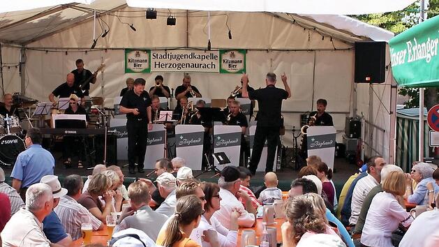 Auf der Altstadtfestb&uuml;hne am Marktplatz hat(te) Kitzmann mit der Stadtjugendkapelle ein Heimspiel.  Foto: sae
