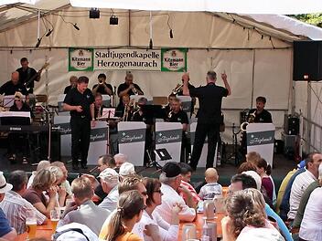 Auf der Altstadtfestbühne am Marktplatz hat(te) Kitzmann mit der Stadtjugendkapelle ein Heimspiel.  Foto: sae