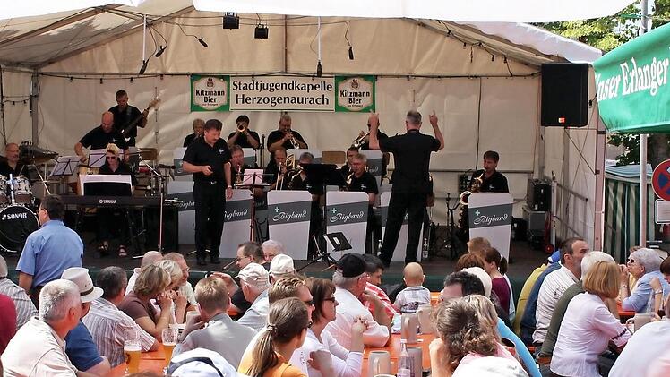 Auf der Altstadtfestbühne am Marktplatz hat(te) Kitzmann mit der Stadtjugendkapelle ein Heimspiel.  Foto: sae