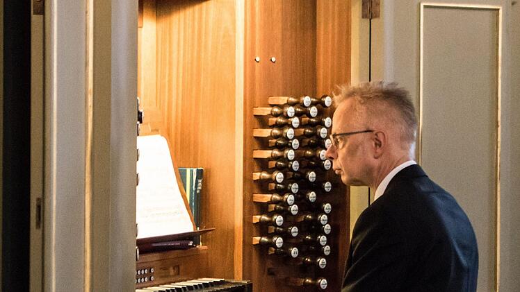 Coburgs Kirchenmusikdirektor Peter Stenglein musizierte zur Einweihung der beiden neuen Bass-Register an der Schuke-ORgel von St. Moriz.Foto: Jochen Berger