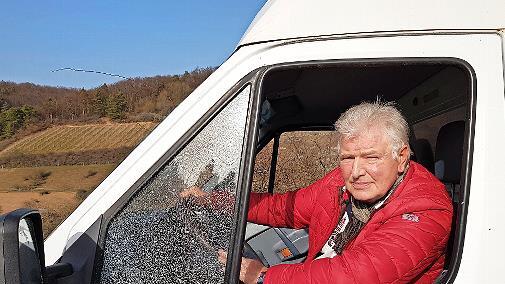 Auch den Klein-Lkw des Ramsthaler Ex-Bürgermeisters Franz Büttner erwischte es. Gut zu erkennen ist die zersplitterte Seitenscheibe. Im Inneren des Fahrerraums lag eine 4,5 Millimeter starke Stahlkugel.