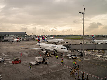 Panik am Flughafen: Flugzeug muss evakuiert werden - wegen Brand unter Maschine Panik am Flughafen: Flugzeug muss evakuiert werden - wegen Brand unter Maschine