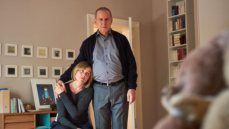 Lebt ihre Tochter noch? Susannes (Karoline Eichhorn) und Herberts (Joachim Kr&oacute;l) einziges Kind ist spurlos aus dem Internat verschwunden.