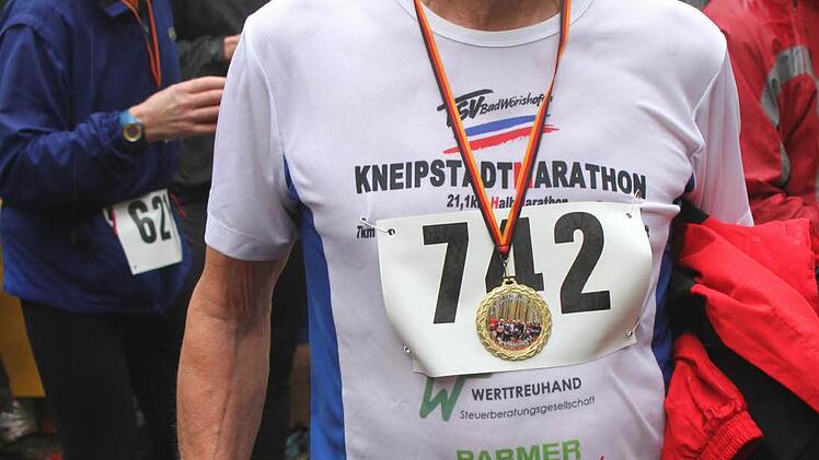 Der 70-jährige Heinrich Rambacher vom TV Zeil    lächelt schon wieder entspannt,  nachdem er den Halbmarathon hinter sich gebracht hat.