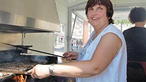 Bratwurstbraterin Claudia Erbe nimmt die Hitze ganz gelassen: "Das ist mir lieber als im Winter bei minus 20 Grad auf dem Markt zu stehen."
