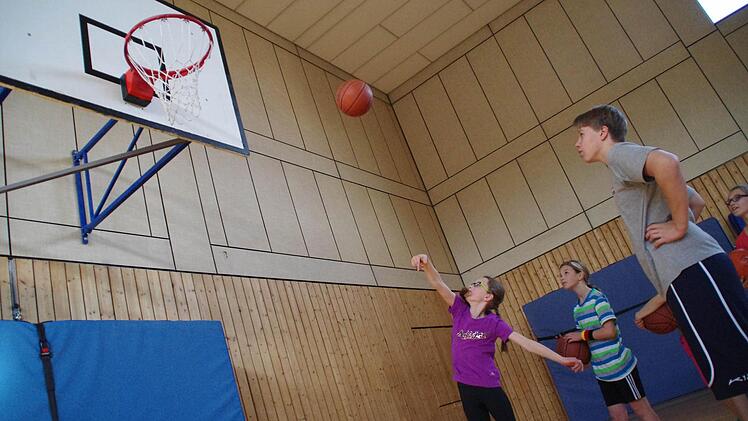 In der Halle der Turnerschaft spielten die Schüler der vierten Klassen Basketball. Foto: Marco Meißner