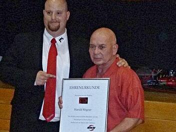 Rochus Mager (links) von der World Kickboxing und Karate Union, ehrte Harald Rögner (rechts) für dessen Erfolge mit der Kampfsportschule zum 40-jährigen Bestehen des Vereins.  Foto: privat