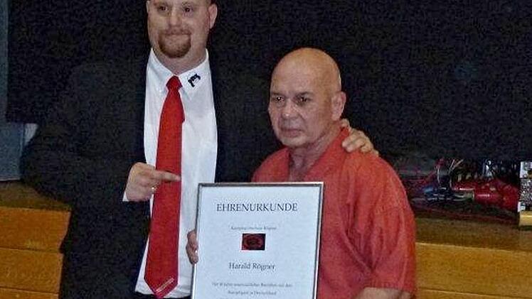 Rochus Mager (links) von der World Kickboxing und Karate Union, ehrte Harald Rögner (rechts) für dessen Erfolge mit der Kampfsportschule zum 40-jährigen Bestehen des Vereins.  Foto: privat