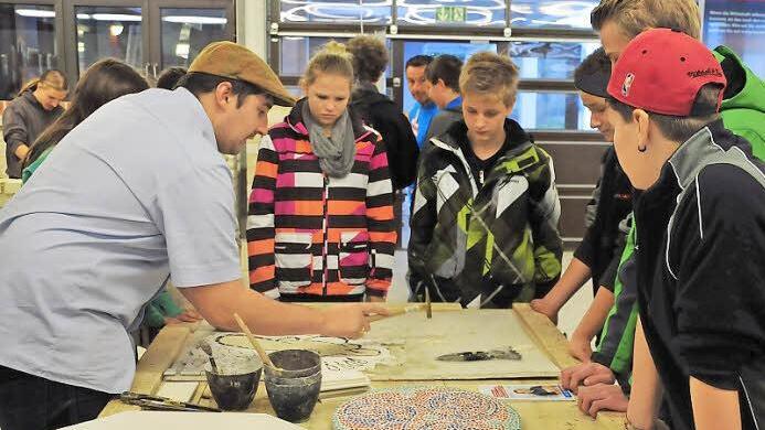 Ausbildungsberufe live erleben konnten mehrere hundert Schüler aus der Stadt und Landkreis Kulmbach bei der Berufsmesse des Handwerks gestern in Bayreuth. Foto: Stephan-Herbert Fuchs