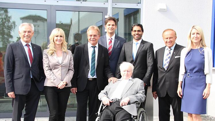 Nach der Einweihung (von links): Günter Murmann (Vertreter der Gesellschafter), Gesellschafterin Sylvia Schmidt, Bürgermeister Wolfgang Beiergrößlein, Torsten Förtsch (neuer Leiter der Abteilung Forschung und Entwicklung), Seniorchef Dr. Franz Schneider, Parag Shah (Vorsitzender der Geschäftsführung), Bauleiter Kurt Lampert und Gesellschafterin Annette Schneider  Foto: Friedwald Schedel