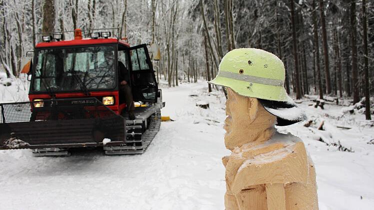 In seiner Freizeit sägt Robert Reuscher entlang der Langlaufloipen Kunstwerke aus Holz.  Foto: Julia Raab