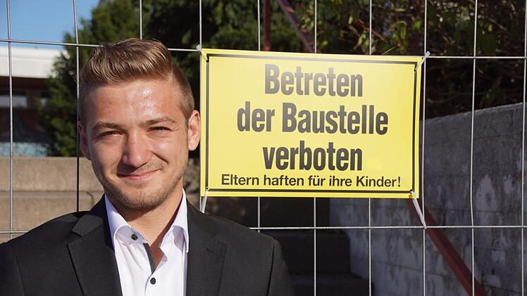 Für Lukas Stappenbacher gilt dieses Baustellenschild natürlich nicht. Am Samstag bekam der 19-Jährige seinen Gesellenbrief als Maler und Verputzer - als Prüfungsbester.Sabine Weinbeer