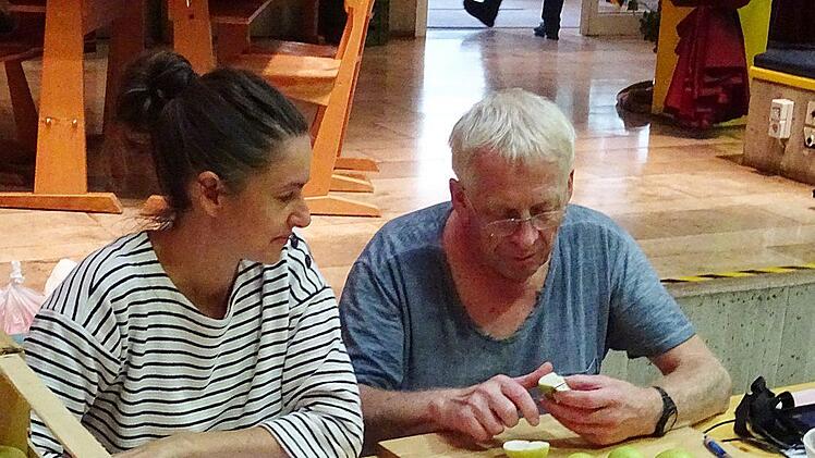 Sortenbestimmung: die Pomologen Susanne Geber und Wolfgang Subal Foto: Heinz Stammberger