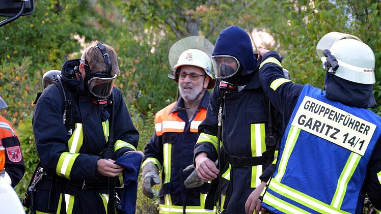 Insgesamt vier Atemschutztrupps gelang es, den Brand im Untergeschoss rasch zu löschen.Peter Rauch