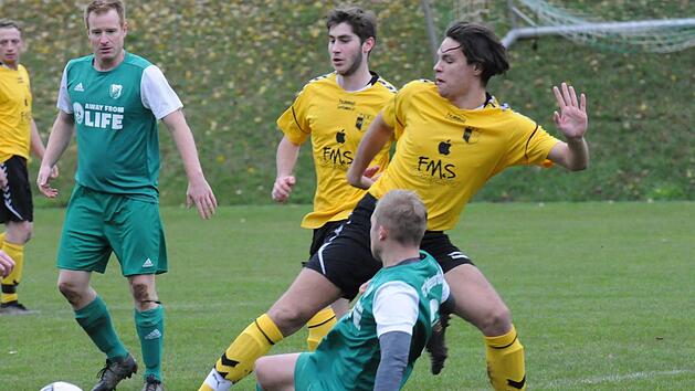 Den Gegner abgegr&auml;tscht und drei Punkte eingesackt hat Patrick Heilmann (vorne, gegen Phil Sch&ouml;nh&ouml;fer) mit dem FC Untererthal im Spiel gegen den TSV Wollbach. Damit bleibt die Viktoria souver&auml;ner Tabellenf&uuml;hrer. Foto: ssp