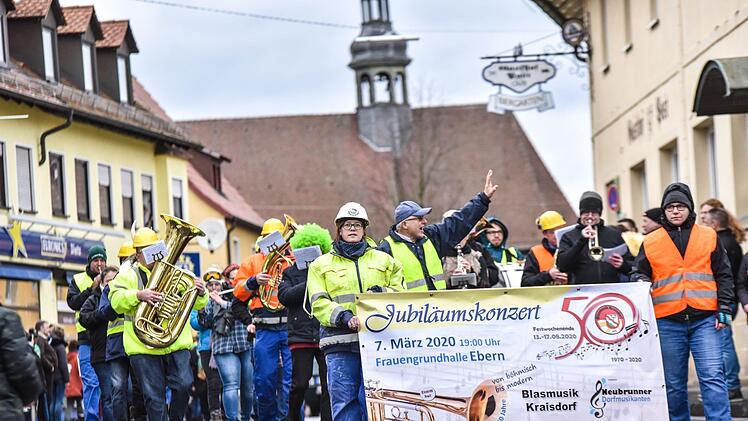 Der Eberner Gaudiwurm trotzte dem trüben Wetter und versprühte tolle Faschingsstimmung. Foto: Ryan Evans