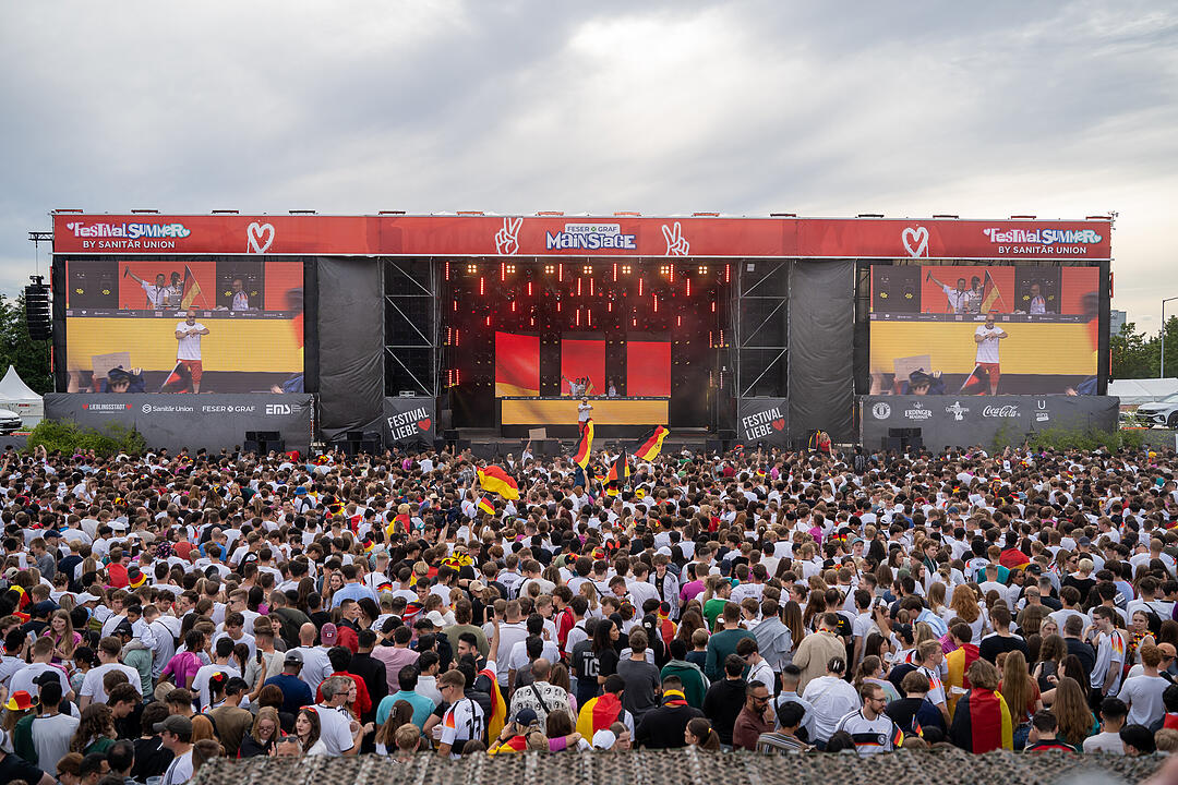 Fans schauen das EM-Viertelfinale zwischen Duetschland und Spanien in Nürnberg